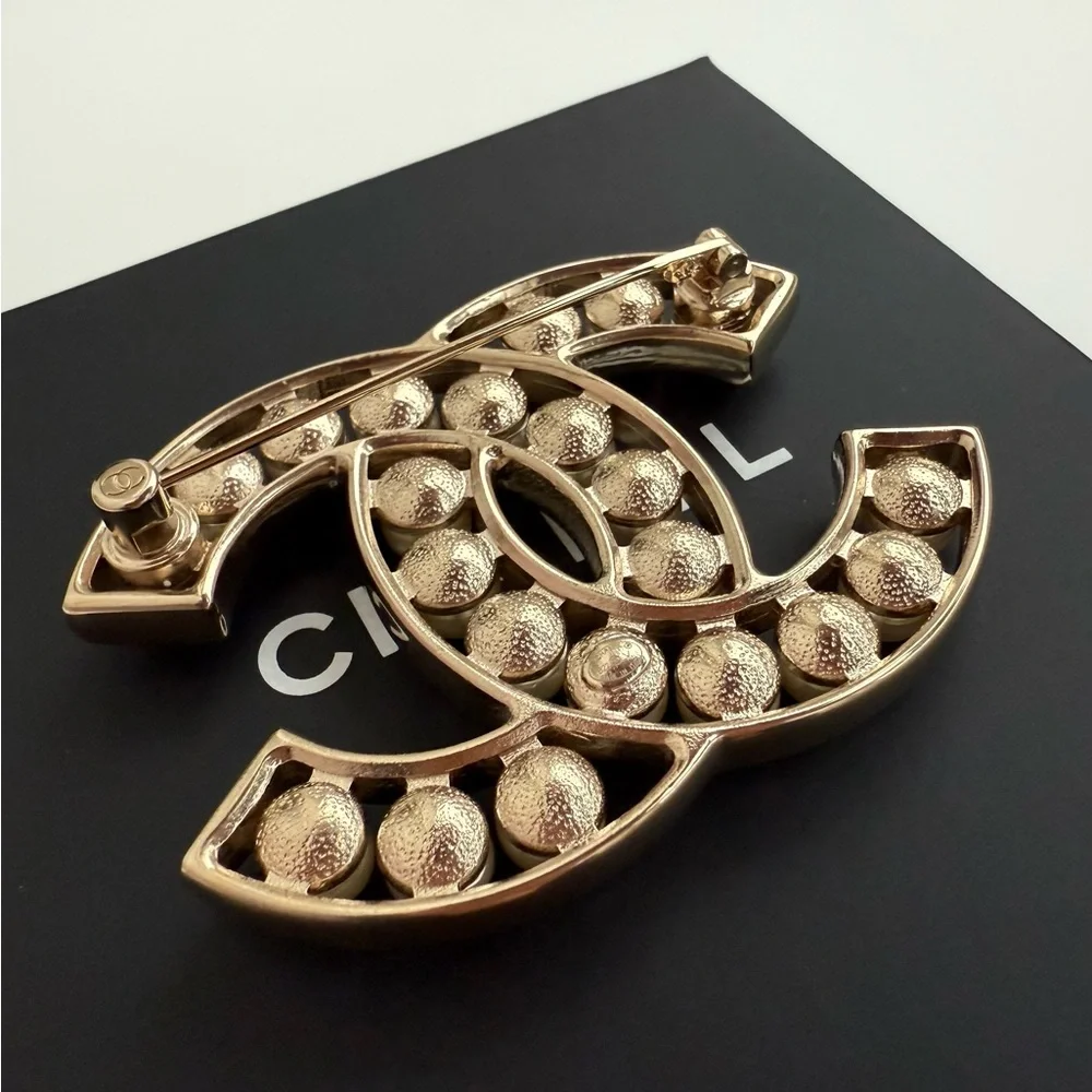 Chanel Pearl CC Gold Brooch - Picture 4 of 7